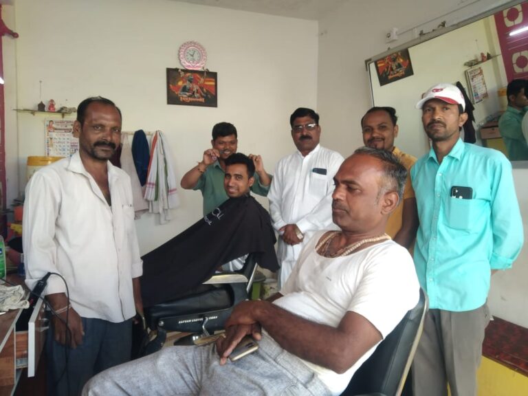 सलून व्यवसायिकांचा एक दिवस शेतकर्‍यांसाठी