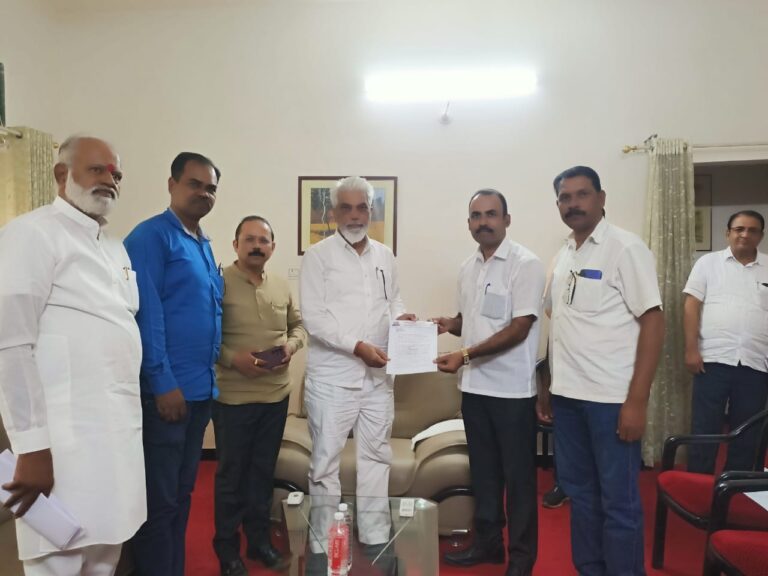सातपूर औद्योगिक वसाहतीतील रस्ते रुंदीकरण झालेच नाहीत दादा भुसे यांना निवेदन