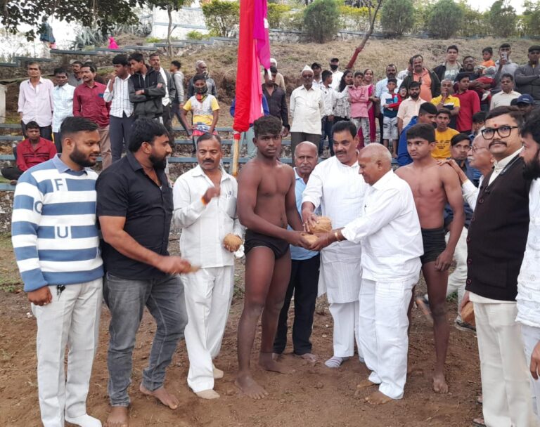 टेकडीवरील कुस्ती दंगलीत जिंकला पिंपळगाव डुकराचा झनकर