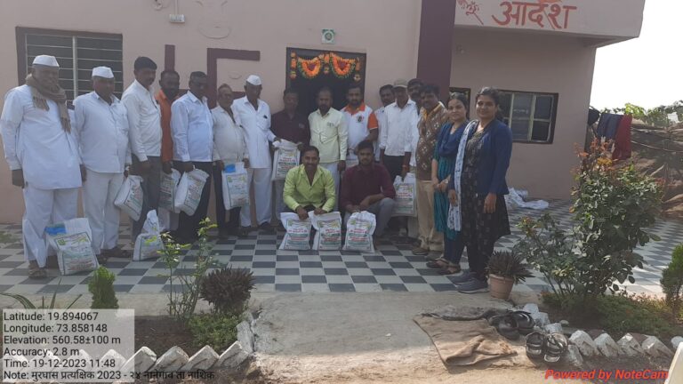 नानेगावला दूध उत्पादक शेतकऱ्यांना मका बियाणे वाट