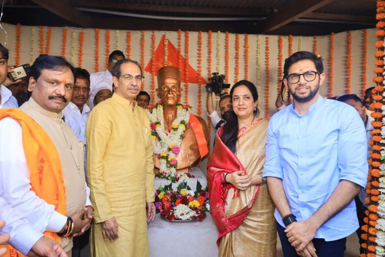 शिवसेना पक्षप्रमुख उद्धव ठाकरे यांचे स्वातंत्र्यवीर सावरकरांना अभिवादन
