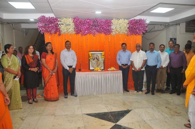 विभागीय आयुक्त कार्यालयात छत्रपती शिवाजी महाराजांना अभिवादन