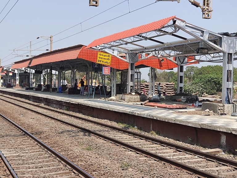 देवळाली रेल्वे स्थानकावर पूर्ववत प्रवासी गाड्यांना थांबा द्यावा-