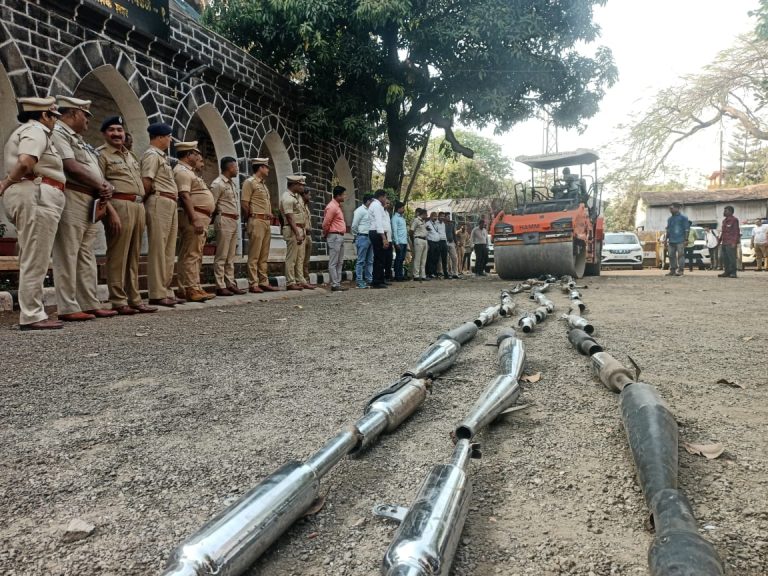 ध्वनी प्रदूषण करणारे १११ सायलेन्सर पोलिसांनी रोडरोलर खाली चिरडले
