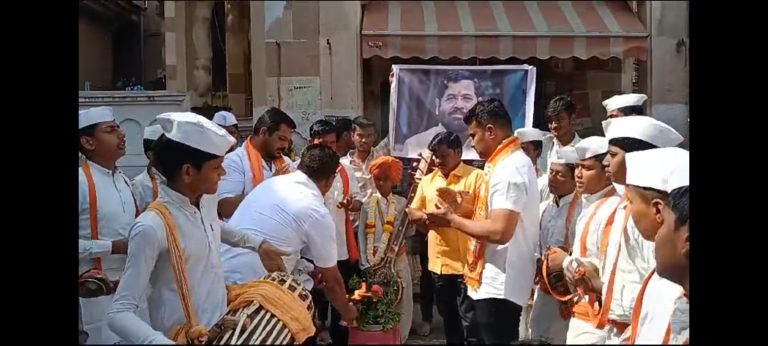 मुख्यमंत्री पदासाठी विठ्ठल चरणी