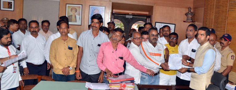 पत्रकारांवर हल्ल्यानंतर पत्रकारांची जिल्हाधिकाऱ्यांकडे मागणी