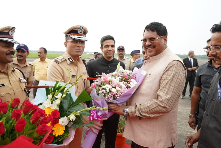 सर न्यायाधीश भूषण गवई यांचे ओझर विमानतळ येथे जोरदार स्वागत 