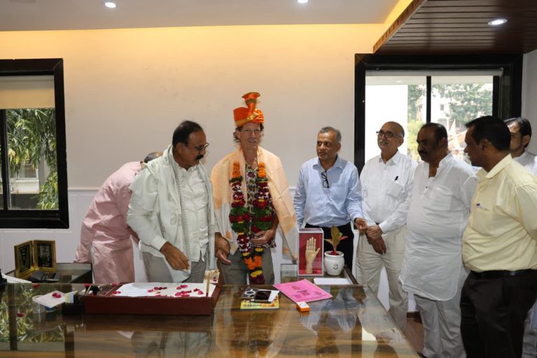 गांधीजींचे सहकारी रेजिनाल्ड रेनॉल्ड्सचे वंशज बेंजामिन हडसन यांची प्रदेशाध्यक्ष हर्षवर्धन सपकाळांशी सदिच्छा भेट.